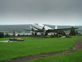 Het vliegtuig Spirit of Harbour Grace en een standbeeld ter ere van Amelia Earhart