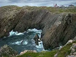 Steile klif aan Cape Bonavista met vuurtoren op achtergrond