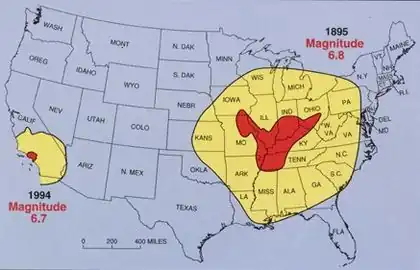 Vergelijking tussen een aardbeving in de seismische zone van New Madrid (1895, M&nbsp;6,8) en een gelijkaardige vanuit de San Andreasbreuk (Los Angeles 1994, M&nbsp;6,7); geel toont het gebied met voelbare trillingen (M&nbsp;3,5+), rood met minstens lichte schade aan gebouwen (M&nbsp;5,0+).