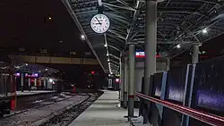 Stationsklok op het perron