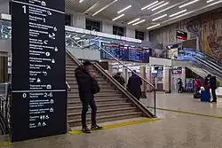 Informatieborden en borden in de stationshal