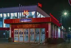 Het gebouw van het station 's nachts en de ingang van het metrostation Moskovskaja