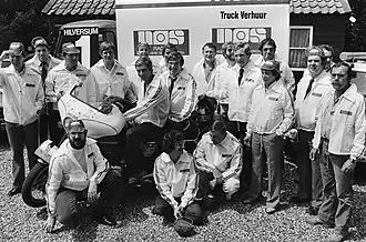 Klaas Samplonius (achterste rij 4e van links) in de NOS-equipe voor de Tour de France 1979