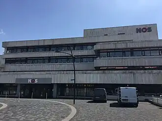 Hoofdingang van het NOS-gebouw (2021)