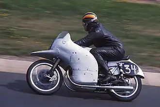 De dolfijnstroomlijn zou uiteindelijk de eerste keuze qua aerodynamica en gewicht worden. Dit is de "oerdolfijn" op een NSU Rennmax uit 1953