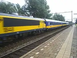 Loc. 1848 passeert station Lunetten met drie rijtuigen