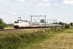 IC Berlijn (IC 146) met Traxx locomotief nabij Amersfoort.