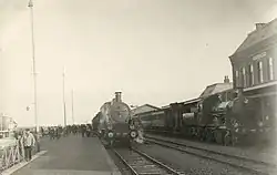 NS 3798 (links) samen met NS 2134 (rechts) op station Stavoren