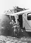 Diesel-electrische treinstel nr. 44 (DE 3, serie 11-50) van de N.S. na een zijdelingse aanrijding met de tender van stoomlocomotief nr. 2102 (serie 2100, op de tender het nr. 2117) van de N.S. nabij het N.S.-station Amsterdam Weesperpoort. (1934)