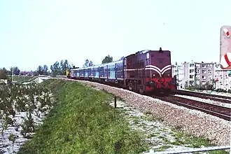 Loc 2287 met een 'Klompentrein' bestaande uit Plan E-rijtuigen en twee locs serie 2200, te Groningen Noord; 1976.