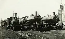Enkele stoomlocomotieven van de N.S., met van links naar rechts nr. 8605 (serie 8600), nr. 3780 (met een grotere rookkast deur) en nr. 3772 (serie 3700/3800) (tussen 1925 en 1935)