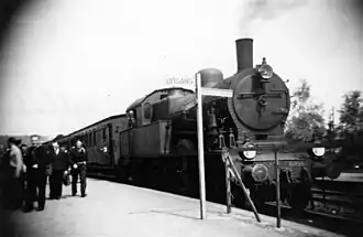 NS 6005 met een trein langs het perron van het N.S.-station Valkenburg (03-07-1947)