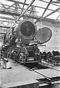 Een door oorlogshandelingen vernielde stoomlocomotief in de werkplaats (1945)