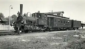 Stoomlocomotief NS 6909 met een tram naar Wageningen bij station Ede-Wageningen (tussen 1925 - 1935)