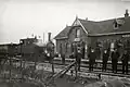 NS 7101 op het station Tjummarum, met poserend stations- en treinpersoneel. (1917 - 1922)