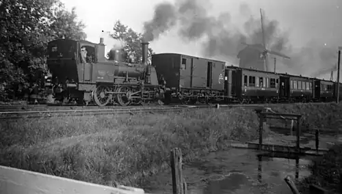 NS 7744 met tram Alkmaar-Warmenhuizen bij Koedijk, 21 juli 1947