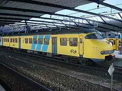 ​ ​ Deze huisstijl voor het elektrische stoptreinmaterieel, geel met lichtblauwe diagonale reclamebanen, is een overblijfsel van Spoorslag '70. Sinds 2012 alleen nog te zien op Mat '64 en DD-AR/mDDM materieel. Mat'64 zal uitgefaseerd worden en DD-AR/mDDM wordt omgebouwd naar DDZ met een intercity-huisstijl. Deze huisstijl verdween per dienstregeling 2020.