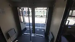 Balkon met geopende deuren