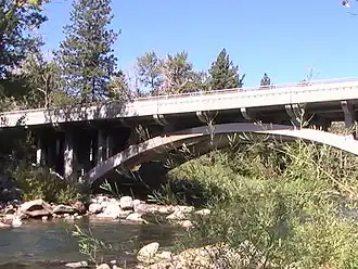 De brug van de SR 425 over de Truckee