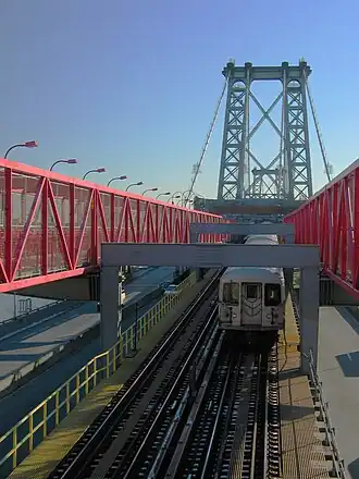 Een J-trein op Williamsburg Bridge