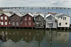 Houten huizen langs een van de pieren (2011)