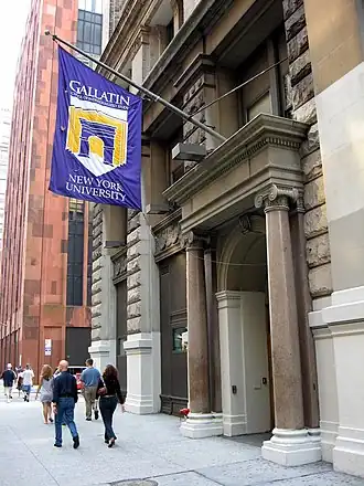 De Gallatin School of Individualized Study. De gebouwen van de universiteit zijn herkenbaar aan de vlag.