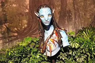 Na'vi-figuur Neytiri uit de tentoonstelling Pandora - The World of Avatar op de D23 Expo 2015 in het Anaheim Convention Center in Californië.