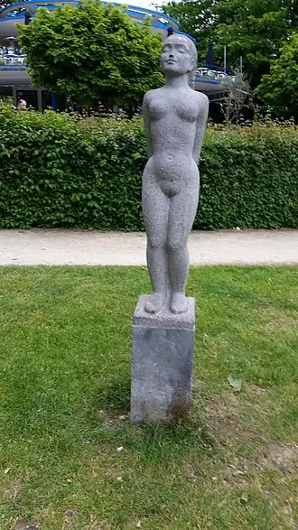Naaktfiguur met op de achtergrond het Blauwe Theehuis (mei 2018)