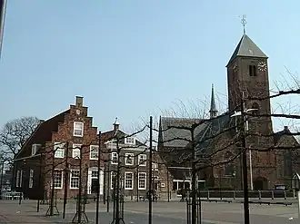 Nederlands Hervormde pastorie; trapgevel en lijstgevel, gemetselde bogen boven de vensters