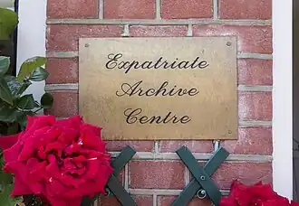 Naambord bij de ingang van het Expatriate Archive Centre in Den Haag