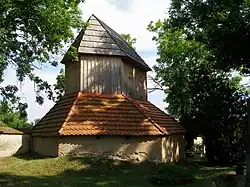 Houten klokkentoren op de begraafplaats