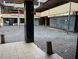 Binnenplein vanuit passage met rechtsachter de voetgangersingang naar de parkeergarage