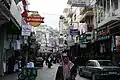 Een straat in Nablus richting de Oude Stad. Op de achtergrond de Minaret van de An-Nasr moskee (2008)