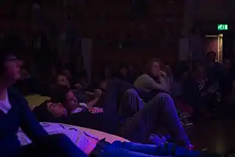 Publiek bij de 33e editie van de Nacht van de Poëzie