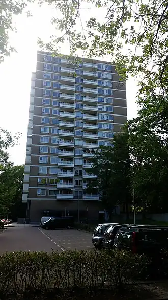 Een van de torenflats (mei 2018)