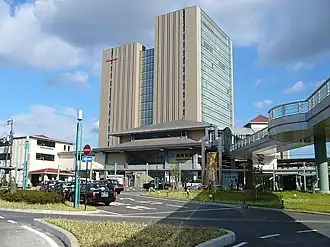 Het stationsplein met op de achtergrond het station.