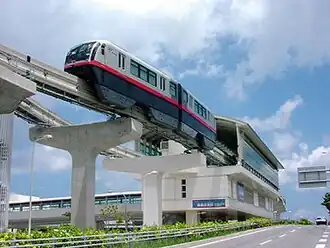 Een metrotrein bij station Naha Kuko (vliegveld van Naha)