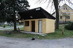 Bushalte in het dorp (2014)