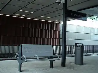 De halte met zijn artistieke bankje