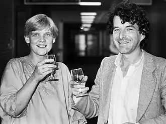 27 september 1982: Nannie Kuiper wint de Gouden Griffel. Naast haar Joost Roelofsz, winnaar van het Gouden Penseel.