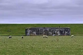 Vooraanzicht van een van de bunkers