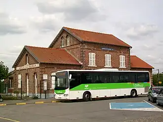 Het stationsgebouw met een TER Picardie-bus ervoor.