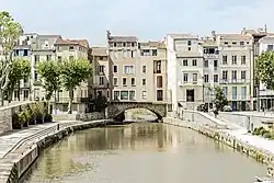 De Pont des Marchands over het Canal de la Robine in Narbonne