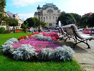 Aan de « Hlavna ulica » (Hoofdstraat): zicht op de noordelijke gevel van het staatstheater.
