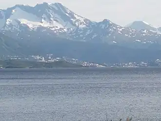 Uitzicht over de Herjangsfjord vanaf Bjerkvik, met aan de overzijde van het water de stad Narvik