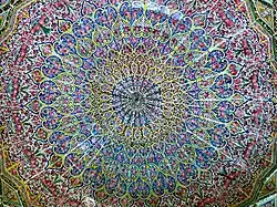 Rozetten in het keramische tegelwerk in de koepel van de gebedsruimte