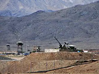 Luchtafweergeschut bij de nucleaire site nabij Natanz (foto: jun 2006).