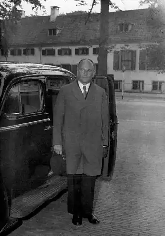 Van der Goes op weg naar koningin Juliana voor besprekingen over de kabinetscrisis (1947/1948)