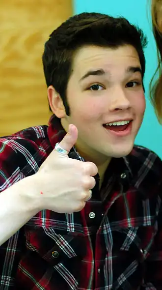 Nathan Kress speelt Freddie Benson