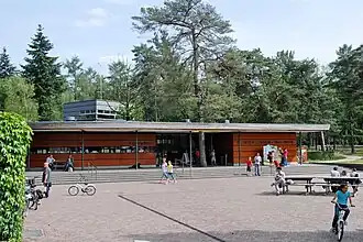 Entree van het bezoekerscentrum en het Museonder